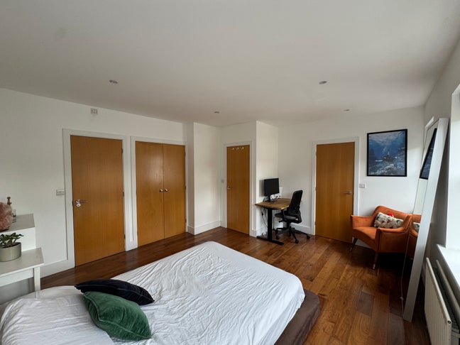 Large double bedroom with en suite bathroom Main Photo