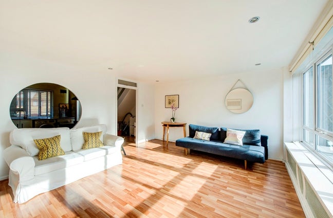 Lovely room in friendly 3bed flat in Bethnal Green Main Photo