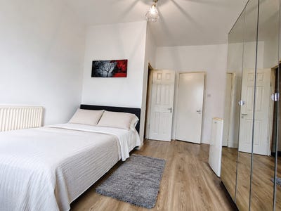 Modern Double-room All Bills Included  Main Photo