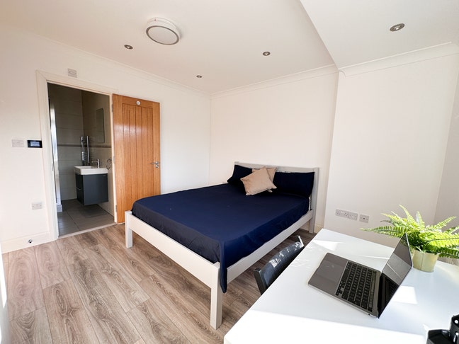 Double Ensuite Clean & Quiet Luxury House  Main Photo