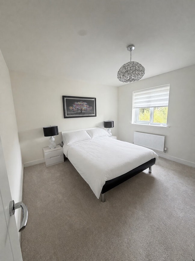 Large Modern Double Room, Bills Included! Main Photo