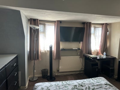 Spacious room for rent, all bills included! Main Photo