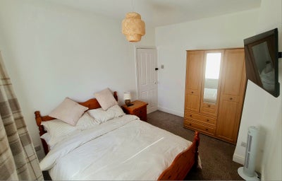 Spacious Double Room in quiet house near centre  Main Photo
