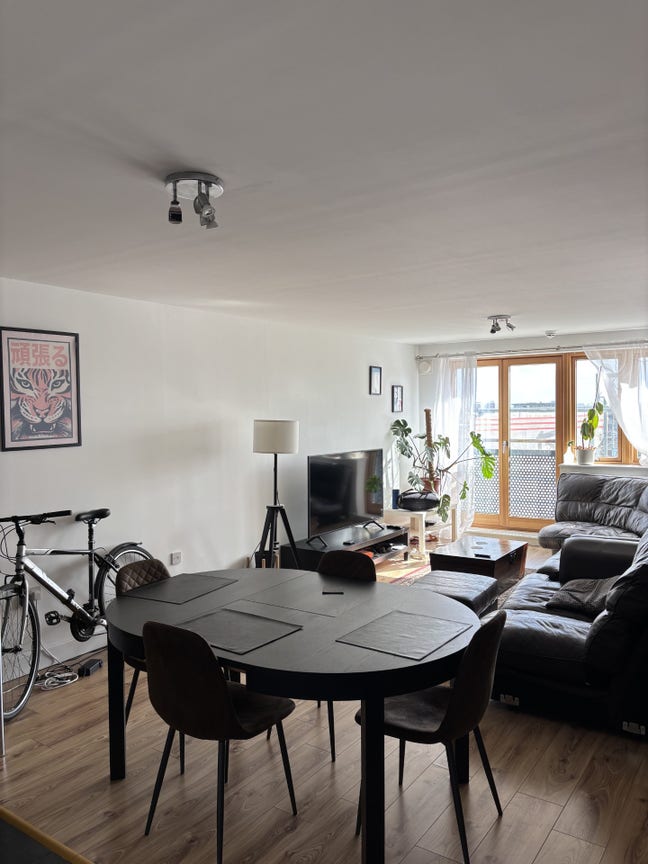 Large double room with en suite - short 6 week let Main Photo