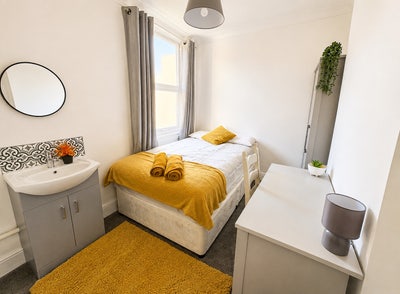 🏡 Premium Double Room in a Stunning Home # 28Cres Main Photo