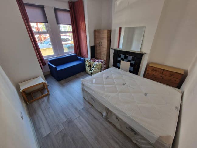  Beautiful Double Room Available in E12 6UA Main Photo