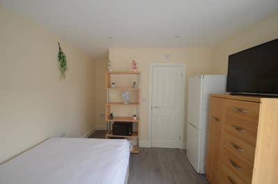 Self Contained Room - Heathrow  Main Photo