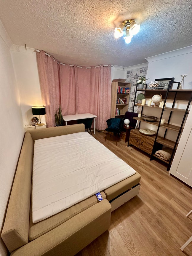 Cozy & Spacious Room Available in Birkenhead Main Photo