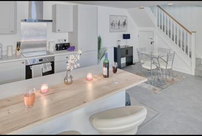 2 double bedrooms in a 2-bed terraced house Main Photo