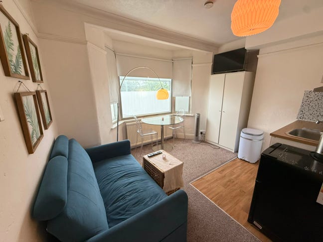 Nice self contained studio flat in Neasden Main Photo