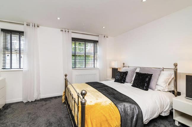 Large Double Ensuite Room NG14 Main Photo