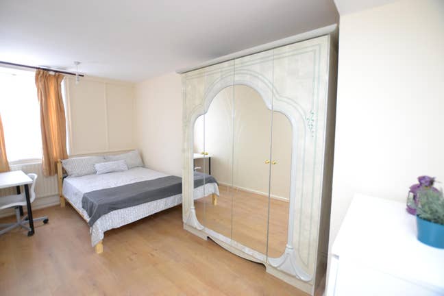 Large Double Room Next to Canary Wharf E14 Main Photo