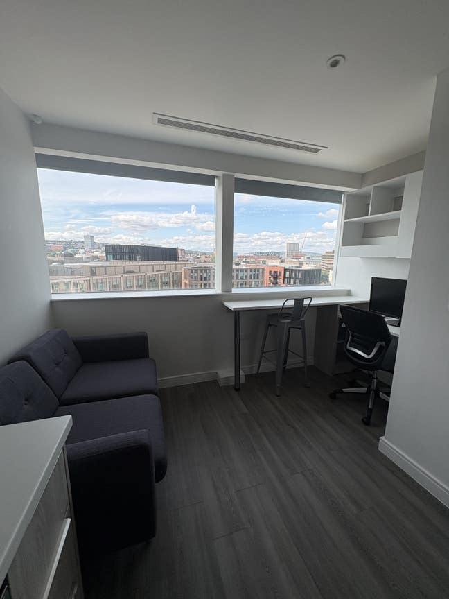 Silver Studio Redvers Tower  &pound;165pw Bills Included Main Photo