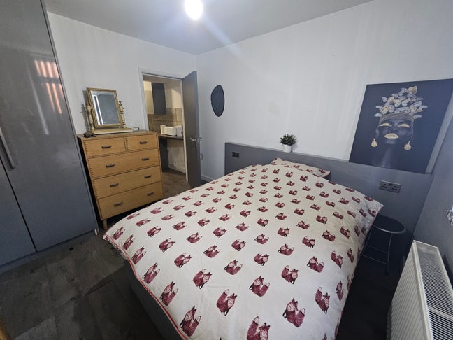 Double en suite with Kitchenette all bills inc Main Photo