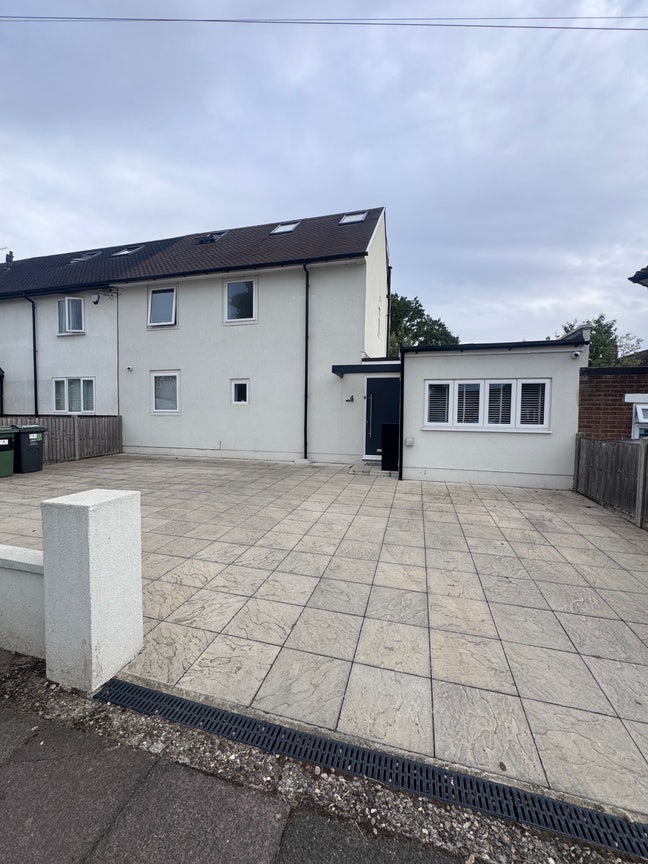 Lovely Room Available – All Bills Included  Main Photo