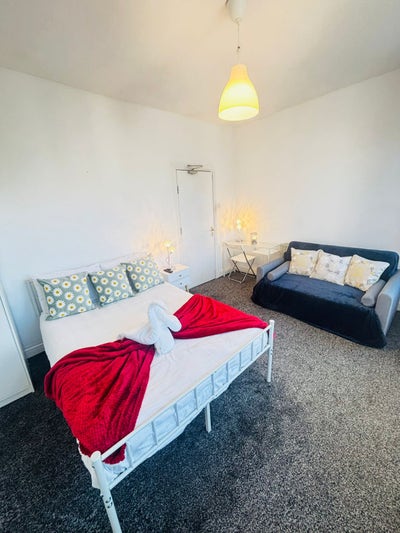 E3 4TH | 2 Double Rooms | Bills Included | Main Photo