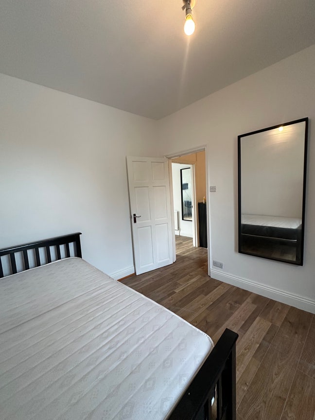 Spacious 1/2 Bedroom Flat - Forest Gate E7 Main Photo