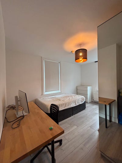 1 ensuite bedroom close to the UOM Main Photo