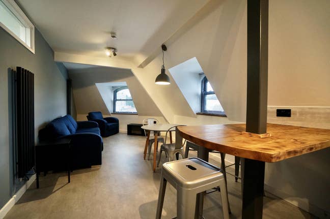 Spacious 2-Bed Flat - Bangor City Centre Main Photo