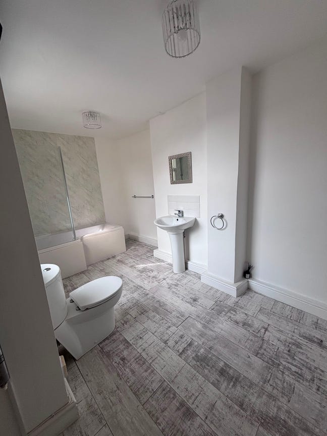 Flat to rent on Malmesbury High Street Main Photo