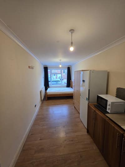Studio To Rent In Family Home Main Photo
