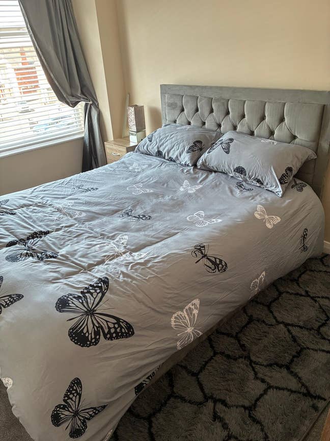 A double size bedroom located in the centre close  Main Photo