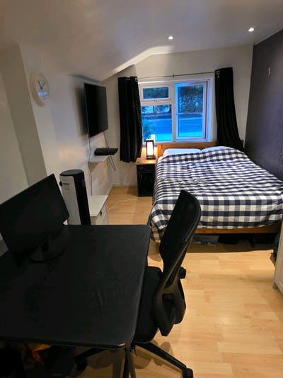 Double room overlooking Gladstone Park  Main Photo