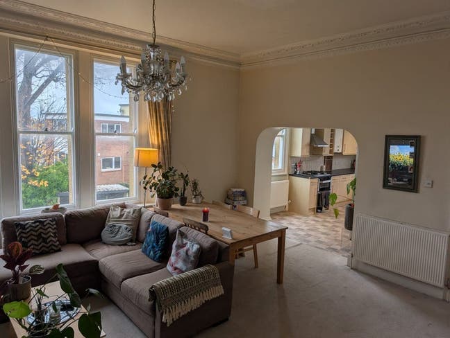 2 Double Rooms Available in a Spacious, Sunny Flat Main Photo