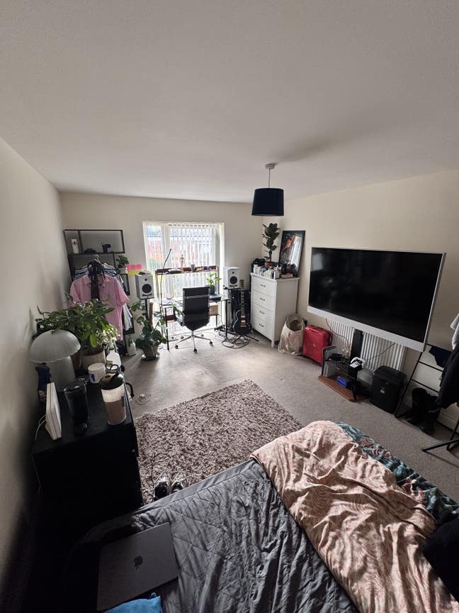 Spacious double bedroom available  Main Photo