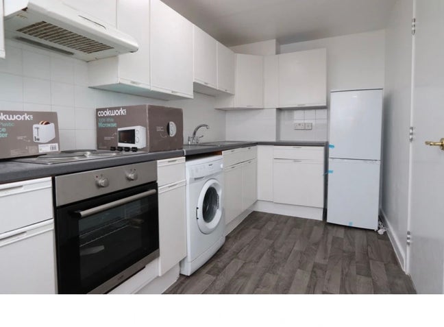 A fully furnished double bedroom for single use wi Main Photo