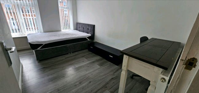 Room, near Oxford Rd, transport, uni,MRi hospital. Main Photo