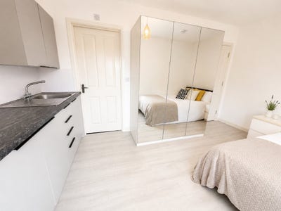 🏡 Large En-Suite Room with Private Kitchenette! Main Photo