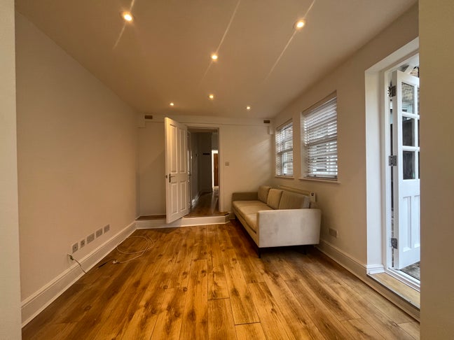Ground floor two double bed garden flat  Main Photo