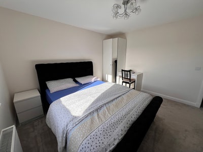 Modern en-suite room in a spacious 4 bed New Build Main Photo