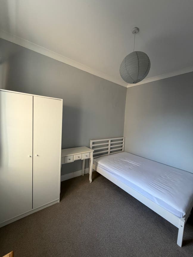 Comfortable Spare Room in a Friendly Home Main Photo