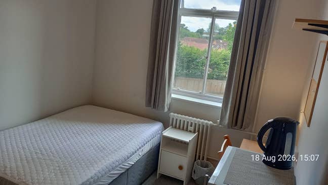 Room in a Shared House, Newly Updated & Decorated Main Photo