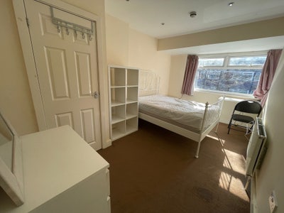 LOOK HERE !!!   Large double room  Main Photo