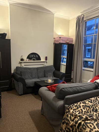 Spacious Double Room 5 min walk to Station & Shops Main Photo