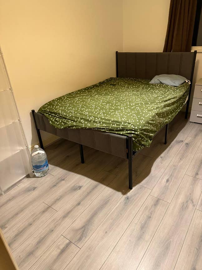 Looking for room share Main Photo