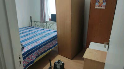 Single  room  in a family house Main Photo