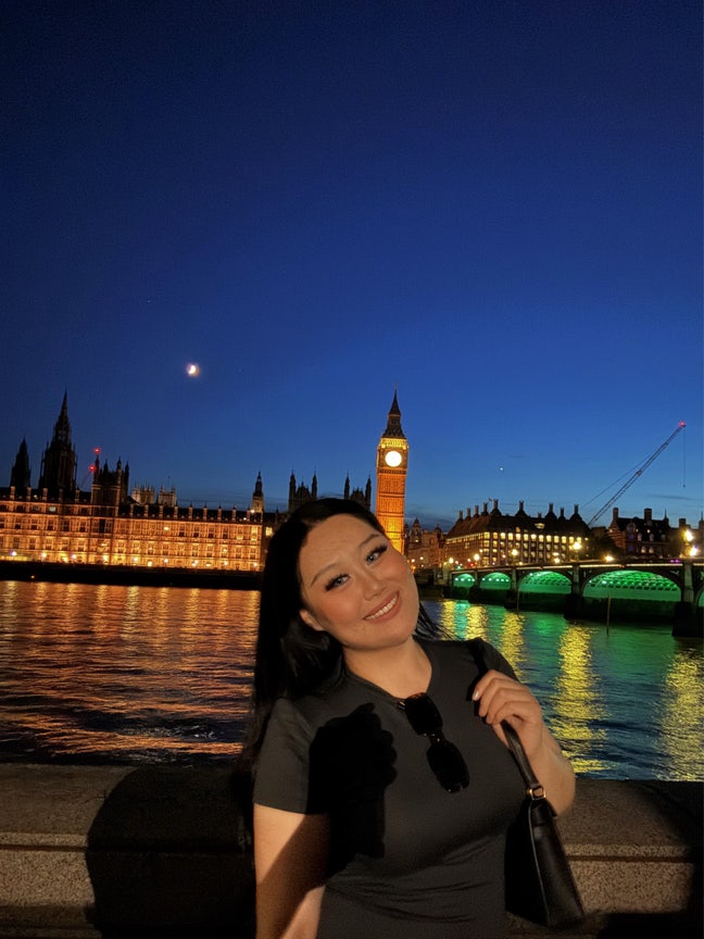 25yo professional Female seeks Ensuite room Main Photo