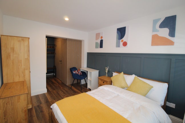 SS16-Hospital-Private Garden Door-Ensuite  Main Photo