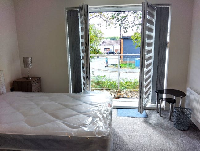 Balcony Room In Clean And Well-Maintained House Main Photo