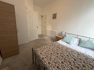 Double en-suite rooms in a lovely House share Main Photo