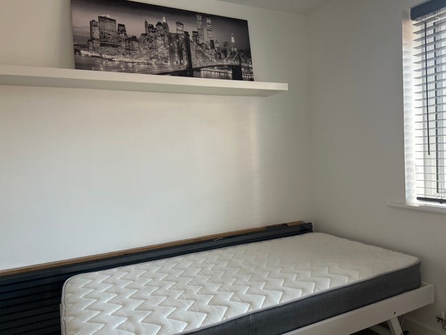 Room to rent in new estate with local amenities  Main Photo