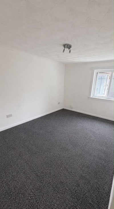 Spacious 4 Bed house with large garden  Main Photo
