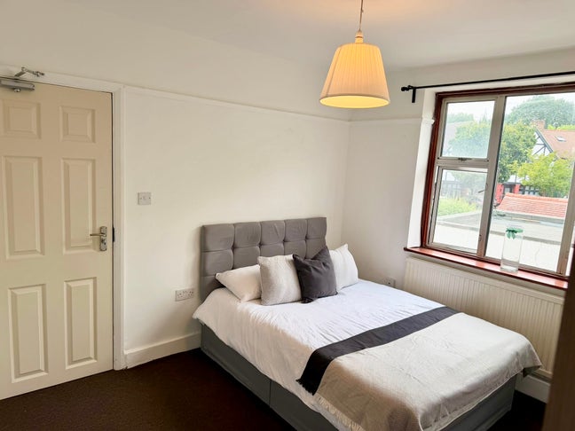 🛏️ Simple Room to Let -4 Min Walk to Central Line Main Photo