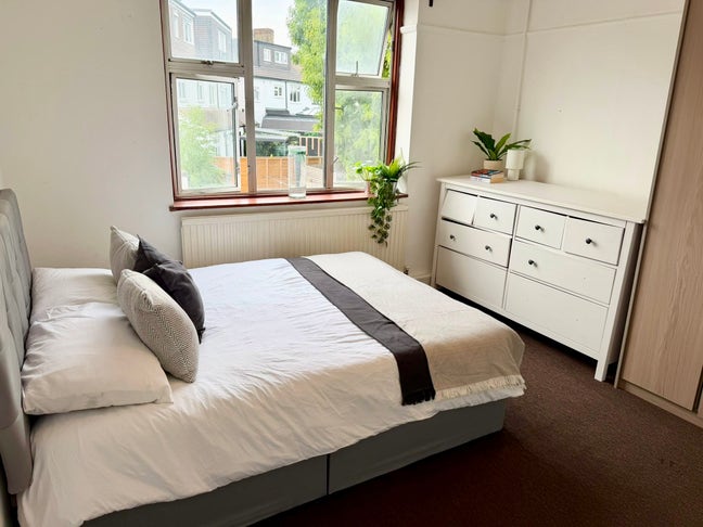 🛏️ Simple Room to Let -4 Min Walk to Central Line Main Photo