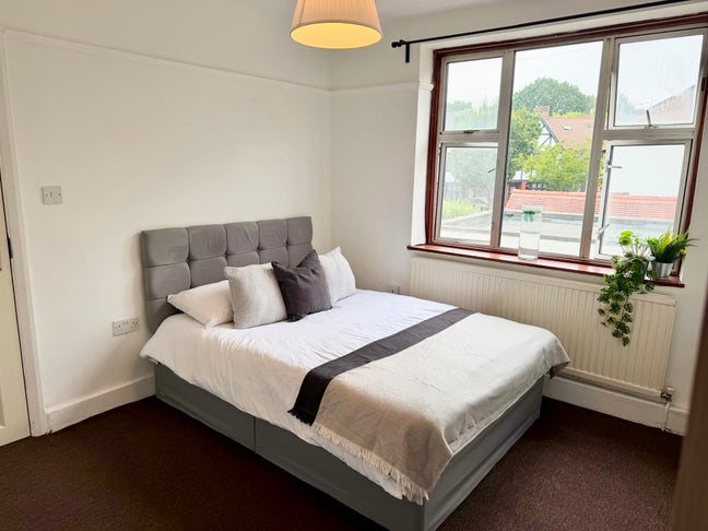 🛏️ Simple Room to Let -4 Min Walk to Central Line Main Photo
