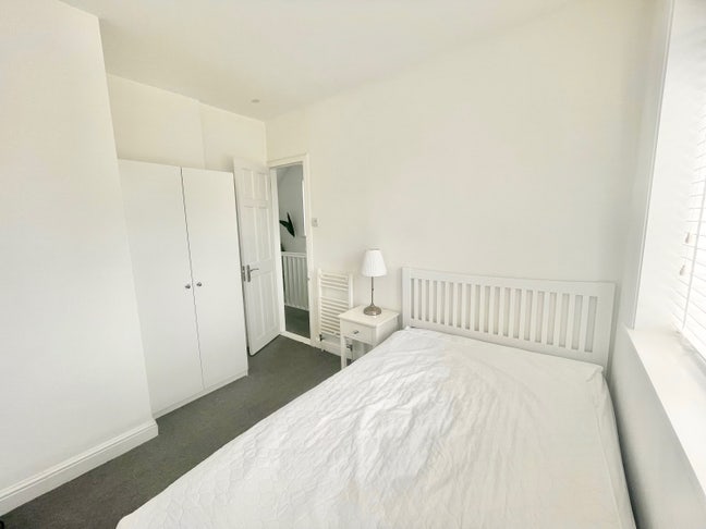  Double Room, moments from station & beach  Main Photo